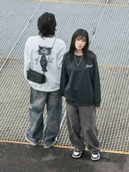 站立貓咪背圖大學T