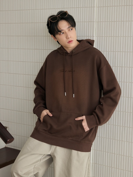 簡約噴霧字母排版長帽T