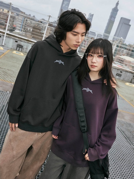 背圖鮮花英文字排版長帽T