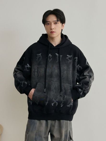 潮流滿版漸層字母長帽T