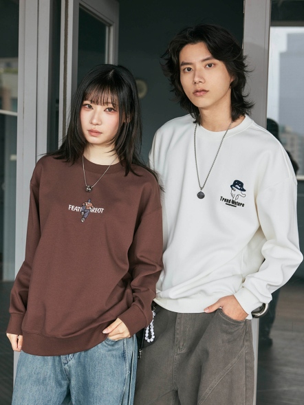 簡約休閒刺繡人物大學T