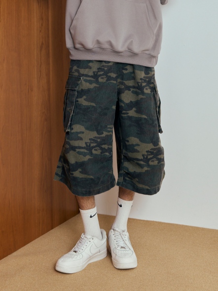 滿版迷彩過膝牛仔短褲