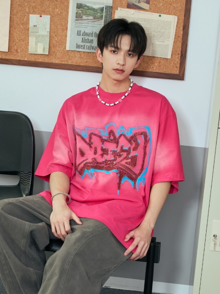 街頭個性毛邊繡字塗鴉短T