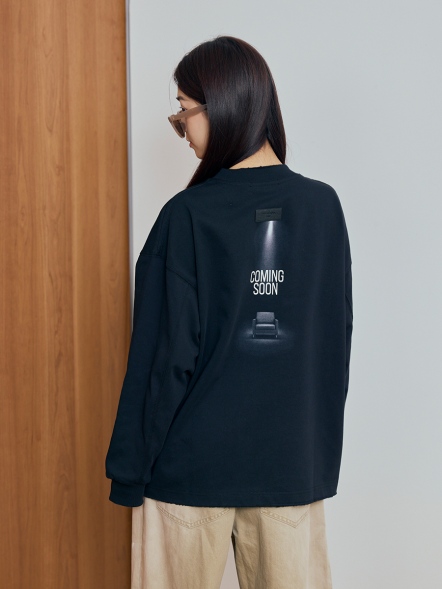 獨特無人沙發背圖大學T