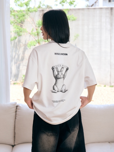 潮流舉牌兔子背圖短T