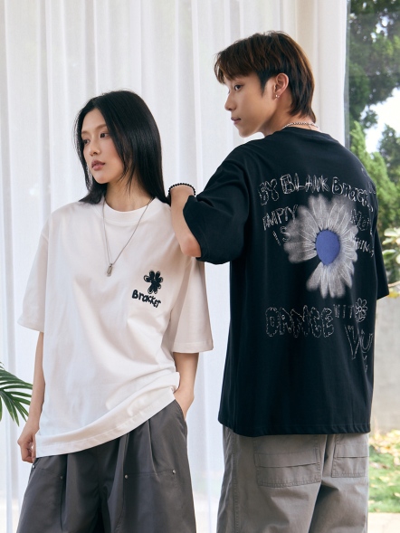 手繪塗鴉小雛菊背圖短T